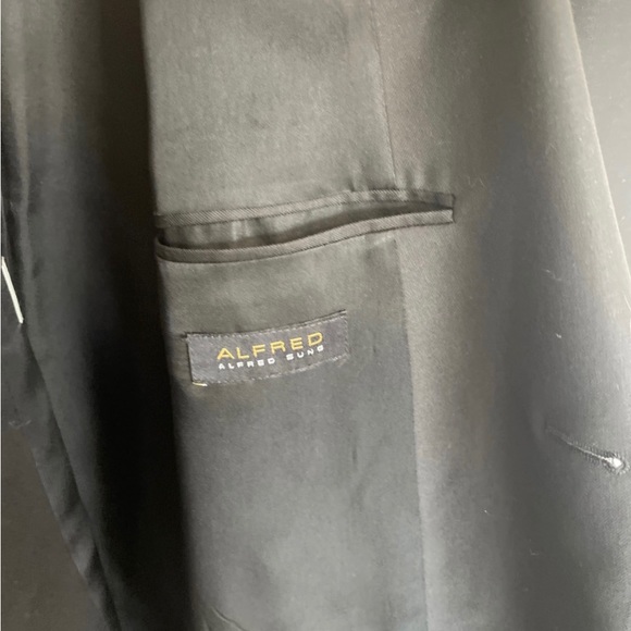 Never worn Dress sports Jackets 3X Tall paid over 500.00 for both
95.00 each - Picture 3 of 4